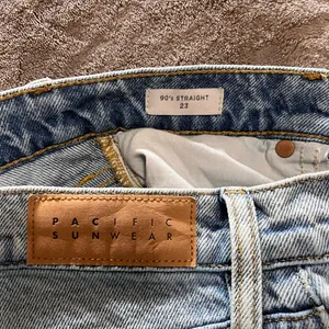 PACSUN Distressed Lightwash Denim Jeans 90’s Straight Women’s Sz 23 EUC thumbnail 5