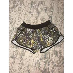 Lululemon Tracker Short III 4-Way Stretch Floral Running Shorts Size 6 thumbnail 2