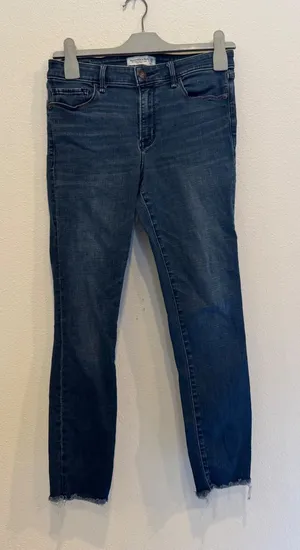 Abercrombie & Fitch Super Skinny Ankle Mid Rise Jeans Dark Wash Raw Hem 29 8R thumbnail 1