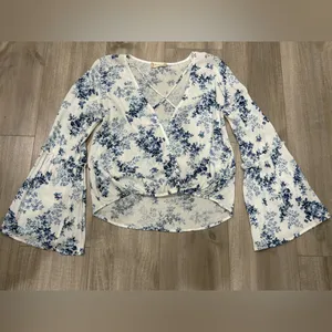 Altar'd State Blue and White Floral Blouse Size S thumbnail 4