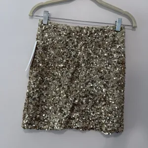 Aqua‎ Bloomingdales NWT Gold Sequin Mini Skirt Size XS thumbnail 4