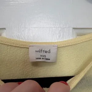 Wilfred Aritzia Butter Yellow Peplum Blouse‎ Textured Flowy Top Size XXS thumbnail 2