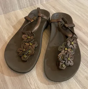 Vionic Bronze Julie‎ II Leather Flower Thong Orthotic Sandals Womens 5 Flawed thumbnail 1