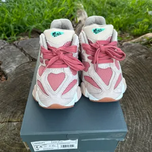 New Balance Women's Pink Coral & Mint Chunky Sneakers Girl size 4.5 thumbnail 3