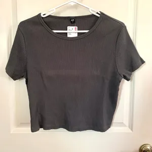 Uniqlo Ribbed Crew Neck Short Sleeve Cropped T-shirt in Gray *Discoloration* thumbnail 2