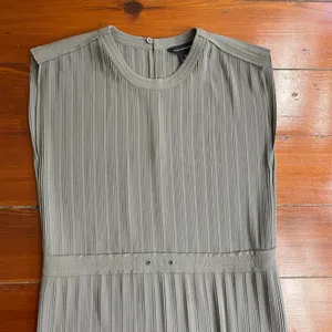 Club Monaco Fossil Green Micro Pleated Column Midi Dress Banded Waist Sz 00 💚🎀 thumbnail 12