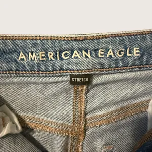 American Eagle Mom Jean Size 6 Long Light Wash Blue Distressed High Rise Stretch thumbnail 3