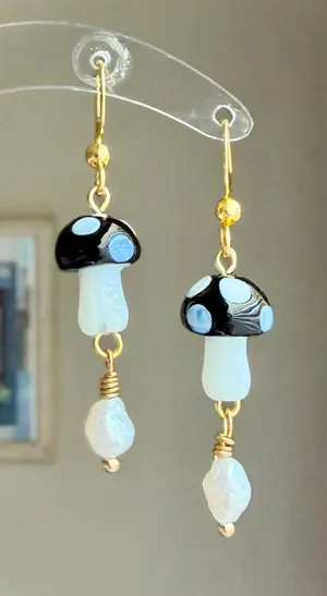 Handmade Kawaii y2k black mushroom & freshwater pearls dangle earrings🍄🖤 thumbnail 1