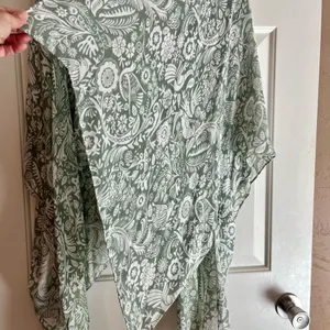 NWT Yak & Yeti Green Floral Thin Shawl Cardigan One Size thumbnail 3