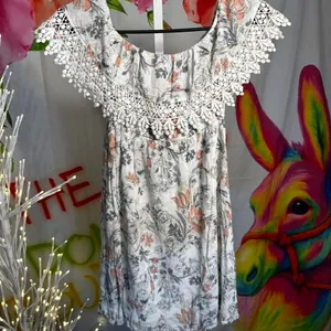 X94. Abercrombie & Fitch white floral dress with lace trim Size XS thumbnail 1
