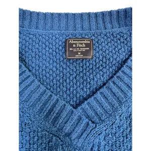 Abercrombie & Fitch Womens Blue Cable Knit V-Neck Sweater Size M Popcorn Texture thumbnail 3