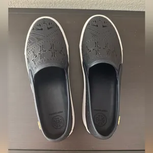 NWOT $250 Tory Burch Deep Navy Lennon Slip On Laser Cut Out Leather Sneakers 8.5 thumbnail 4