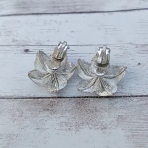 Vintage Clip On Earrings Large Silver Tone Flower - Tarnished/Loose Clip thumbnail 7