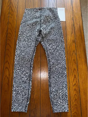 Lululemon Instill High Rise 25” Warped Alpine White Black Size 4 NWT thumbnail 3