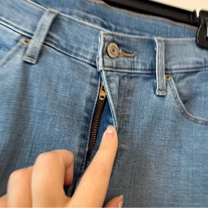 Levi’s Lightwash Bow Hem Jeans Size 6 or 28” thumbnail 7