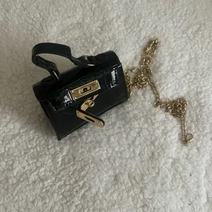 Boutique Elegant Black Croc-Embossed Handbag thumbnail 2