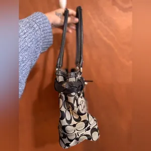 Coach Signature Hampton Black Handbag Tote thumbnail 10