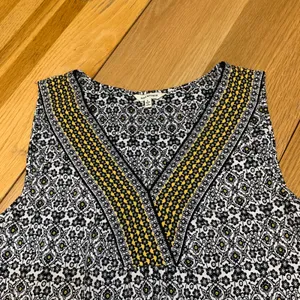 Max Studio Womens Black White Floral‎ Medallion V-Neck Sleeveless Blouse Large thumbnail 2