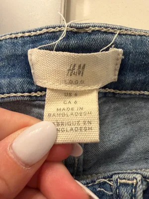 H&M L.O.G.G. Women’s High Waisted Slim Straight Jeans Size 6 Enhance your everyday wardrobe with these versatile H&M L.O.G.G. jeans. Featuring dorna flattering high-rise silhouette and a classic slim straight-leg fit, these jeans offer a timeless look that pairs perfectly with sneakers or boots. The medium-wash denim includes light whiskering and fading for a subtle, lived-in aesthetic. • Condition: Excellent, like-new condition with no flaws. • Size: US 2 / CA 6 (Fits like a Women’s Size 6). • Style: Five-pocket styling with a secure zip fly and button closure. Comfortable, durable, and ready for any season! thumbnail 4