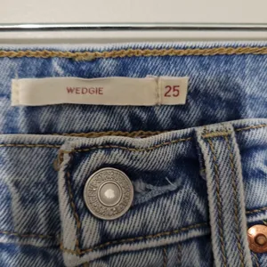 Levi’s Wedgie Straight Jeans Women’s Size 25 White Polka Dot Light Wash thumbnail 5