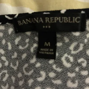 Banana Republic T-Shirt Womens M Black White Leopard Print Knit Short Sleeve thumbnail 5