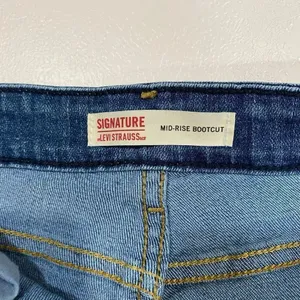 Levi Strauss Signature Mid Rise Bootcut Jeans Women 8 Long W28 L34 Blue Denim thumbnail 3