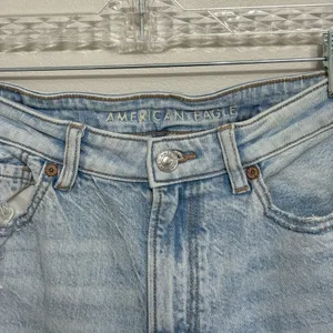 American Eagle Destroyed Light Wash Mom Jean Comfort Stretch Waist - Size 6 thumbnail 3