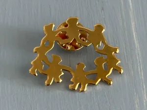 Beautiful Tac Lapel Pin Gold Tone Circle Of Children / Friends thumbnail 1