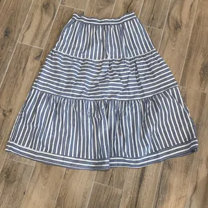 Universal Threads Skirt with pockets thumbnail 3