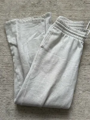 Aritzia Wide-Leg Boyfriend Sweatpants in Light Gray (Size Small) thumbnail 3