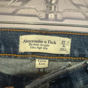 Abercrombie and Fitch the ankle straight high rise ripped knee curve‎ love jeans thumbnail 2