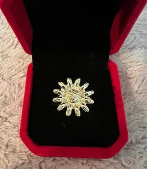 Gorgeous Gold Sunflower Ring Size 8 thumbnail 1