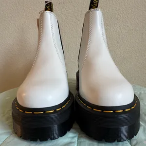 NWT Dr. Martens 2976 Quad LA004 Women’s White Boots size 7 thumbnail 4