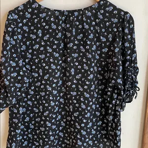 Madewell Silk Cinch-Sleeve Top in Baby's Breath True Black thumbnail 9