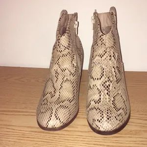 True Craft Sexy Snakeskin 2” Heel Booties Size 8M thumbnail 5