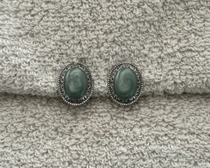 Fabulous Vintage Clip On Earrings Silver Tone W Green Enamel Center thumbnail 1