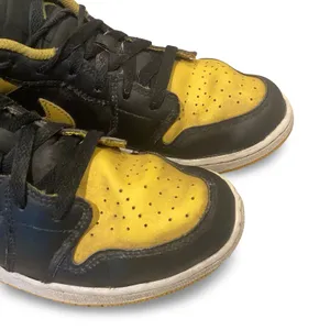 Air Jordan 1 Low SE Big Girls' Shoes thumbnail 4