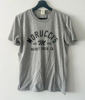 Gildan Morucci’s Walnut Creek CA Grey T-Shirt Size Medium thumbnail 1