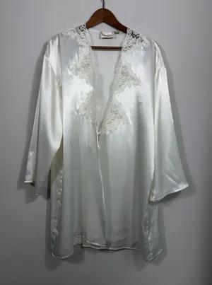 Vintage Victoria’s Secret Ivory Satin Lace Bridal Robe O/S 90s thumbnail 1