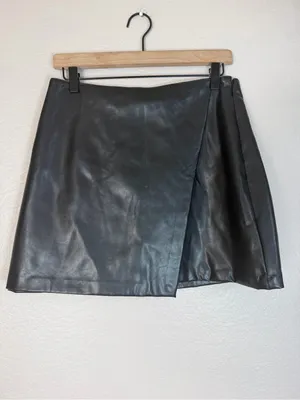 Abercrombie and Fitch A&F Faux Vegan Leather Black Mini Skort size Medium thumbnail 2