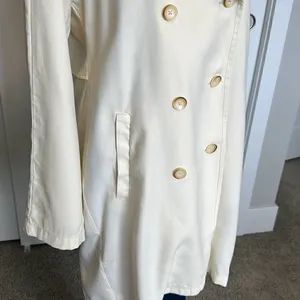MAUBY Trench Coat In Off White thumbnail 5
