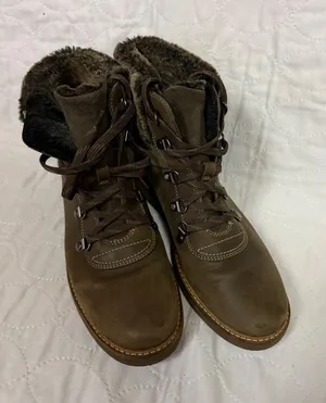 Clarks Glick Clarmont Khaki Brown Leather Faux Fur Lined Ankle Boots Womens 8.5 thumbnail 1