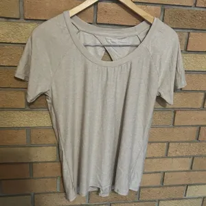 Beyond Yoga Top Lightweight Spacedye Tee Cut Out Back Beige Tan Size S NWOT thumbnail 1