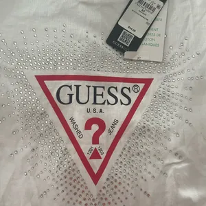 💋NWT GUESS Women's Short Sleeve Crew Neck Star Triangle Tee Shirt, Size XS thumbnail 2