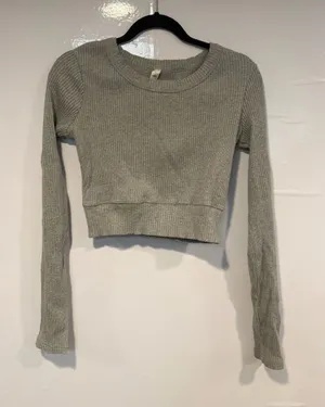 Alo Yoga Cropped Ribbed Long-Sleeve Top - Light Gray‎ thumbnail 1
