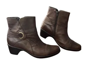 Clarks Boots Womens Size 8.5N Brown Leather Ankle Zip Booties Cap Toe 80834 thumbnail 1