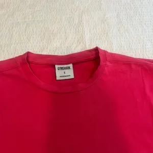 Gymshark hot pink crop top for women size Small thumbnail 3