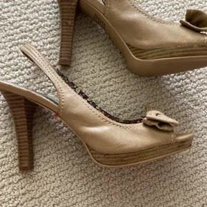 Fioni Nude High Heel Bow Front Platinum 4” Heels Vegan Leather Size 8.5 Like New thumbnail 6