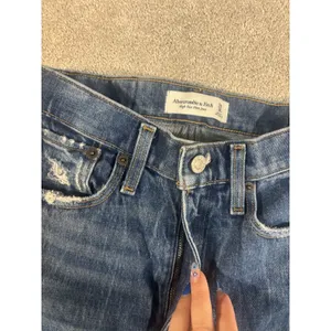 abercrombie & fitch high‎ rise mom jean 24/00s distressed thumbnail 3