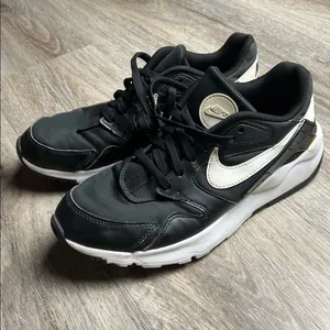 Nike Air Max Motion 2 Black & White Sneakers Women’s Size 10 thumbnail 2